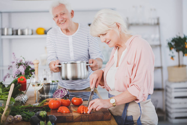 Elderly marriage on culinary workshop - Foto, afbeelding