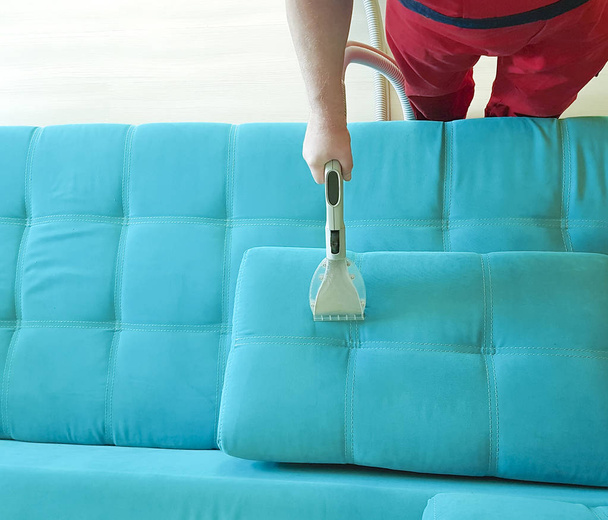 ember porszívózás kanapé felülnézet - Fotó, kép