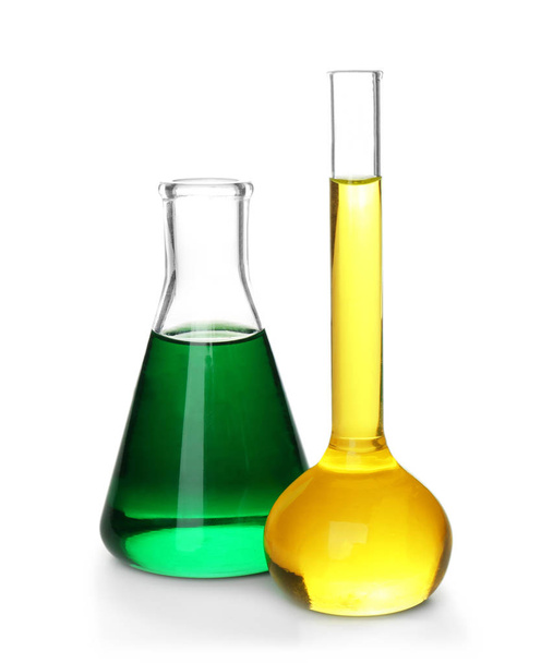 Kemialliset lasiesineet, joissa värikkäitä näytteitä valkoisella pohjalla
 - Valokuva, kuva