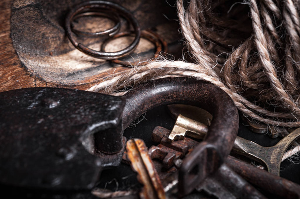 vintage iron padlock and keys - Фото, изображение
