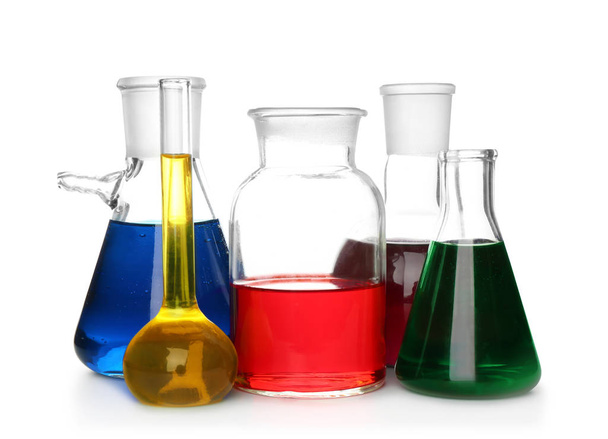 Vidros químicos com amostras coloridas sobre fundo branco
 - Foto, Imagem