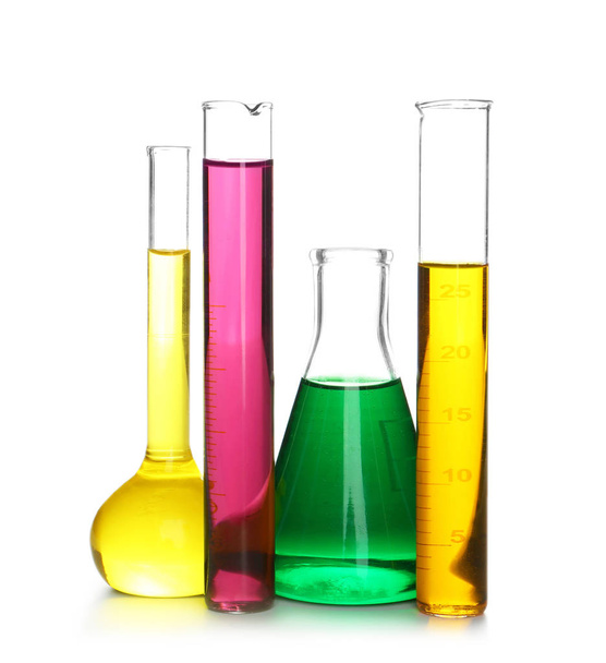 Cristalería química con muestras coloridas sobre fondo blanco
 - Foto, Imagen