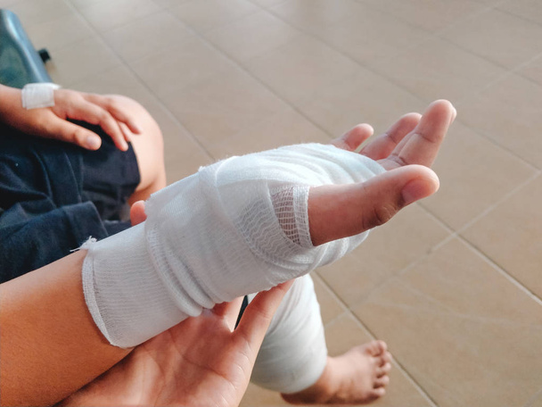 медицинское обслуживание фон человек несчастный случай рука и нога с бинтом. im
 - Фото, изображение