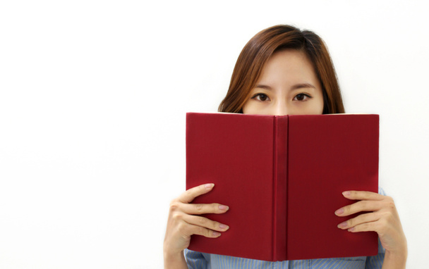 kaunis aasialainen nainen lukemassa kirjaa - Valokuva, kuva