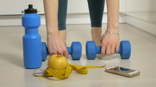 Fitness mujer madura haciendo ejercicio con pesas. Estilo de vida saludable
 - Imágenes, Vídeo