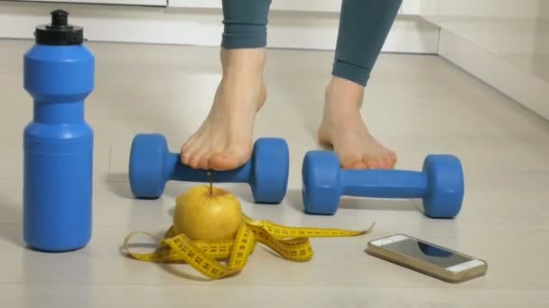 Fitnessreife Frau beim Training mit Kurzhanteln. Gesunder Lebensstil - Filmmaterial, Video