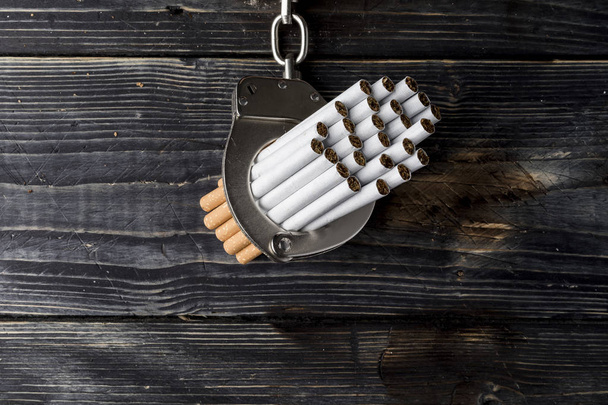 adicción al cigarrillo, concepto de fumar bastante con llave
.  - Foto, Imagen