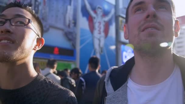 Tourists exploring popular bustling Japanese city center. - Materiał filmowy, wideo