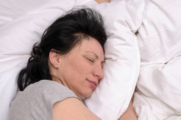 Jeune femme jouissant d'un bon sommeil reposant
 - Photo, image