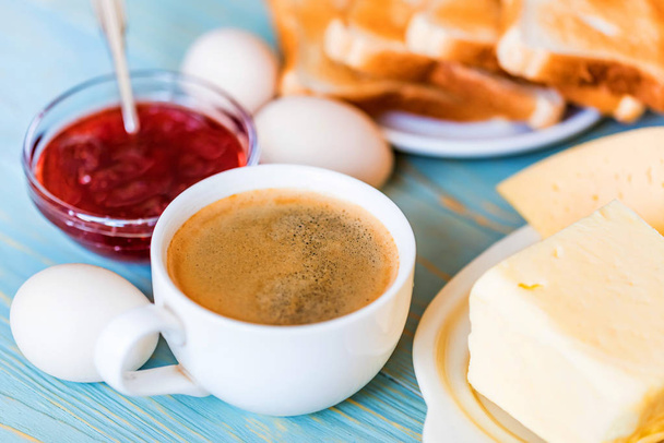 Desayuno con café, huevos, tostadas, queso, mermelada
 - Foto, Imagen