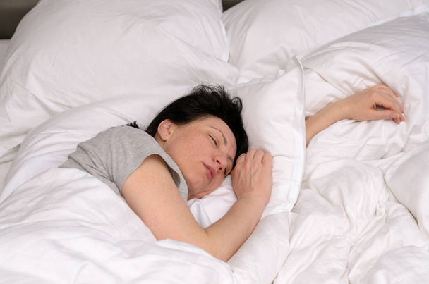 Jeune femme jouissant d'un bon sommeil reposant
 - Photo, image