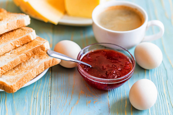 Πρωινό με καφέ, τοστ, τυρί, αυγά, μαρμελάδα - Φωτογραφία, εικόνα