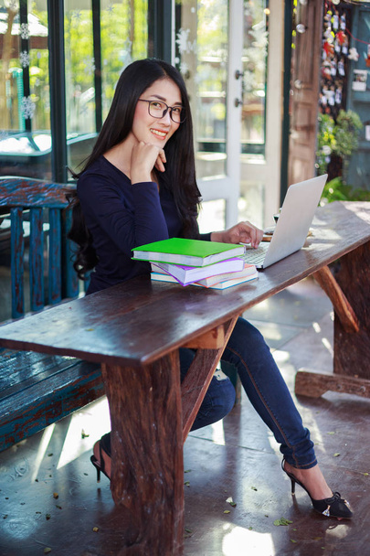 женщина, работающая с ноутбуком в кафе
 - Фото, изображение