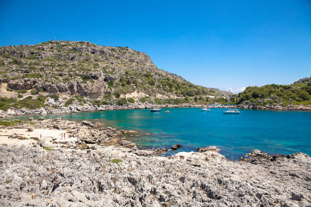 Playa frente a la costa de la isla de Rodas en Grecia. Lado del mar
 - Foto, Imagen