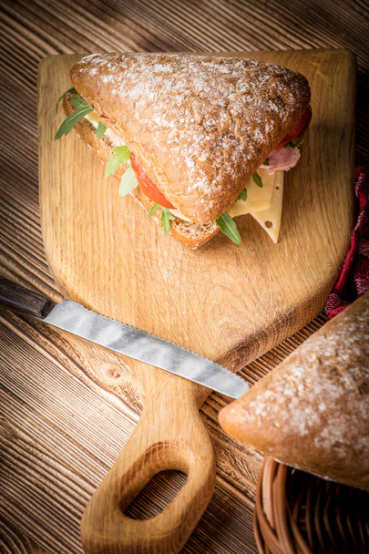Triangular sandwich with cheese, ham and tomato. - Foto, Imagen