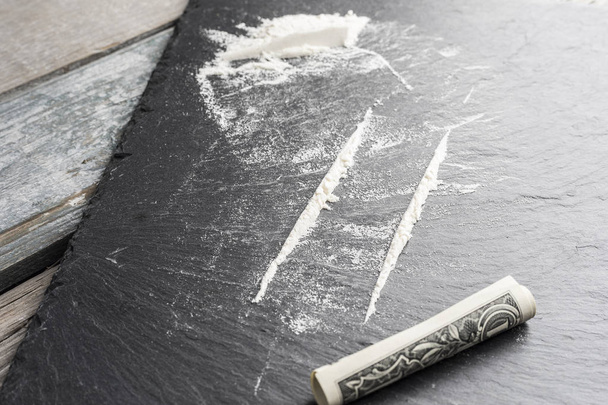 Cocaína dividida en caminos con bolsas y rollo. Listo para esnifar
 - Foto, Imagen