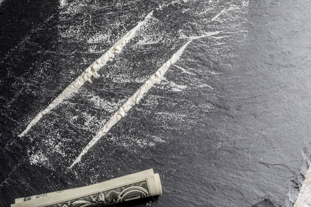 Cocaïne divisée en chemins avec sacs et rouleau. Prêt à sniffer
 - Photo, image