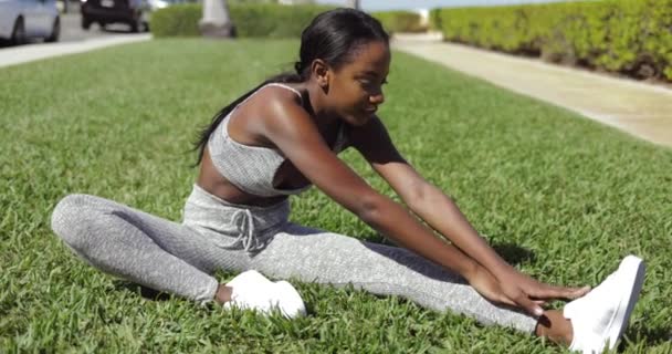 Zwarte vrouw zitten en stretching - Video