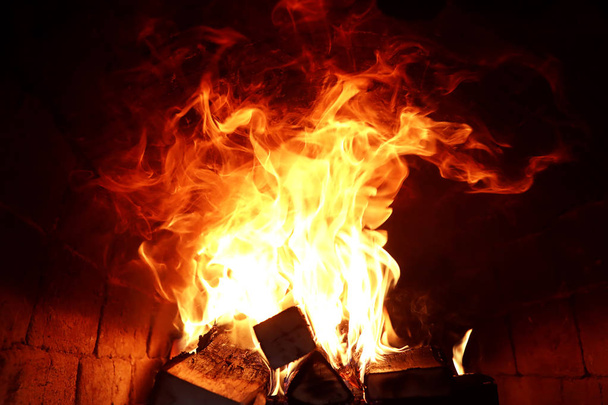 Lunghe lingue di fiamma di fuoco ardente
 - Foto, immagini