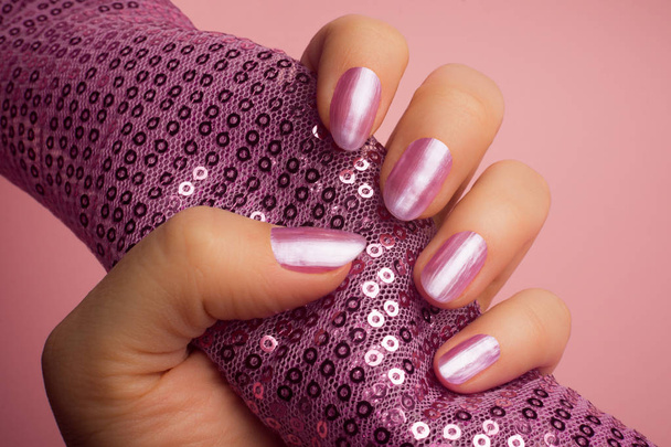 блестящие розовые ногти
 - Фото, изображение