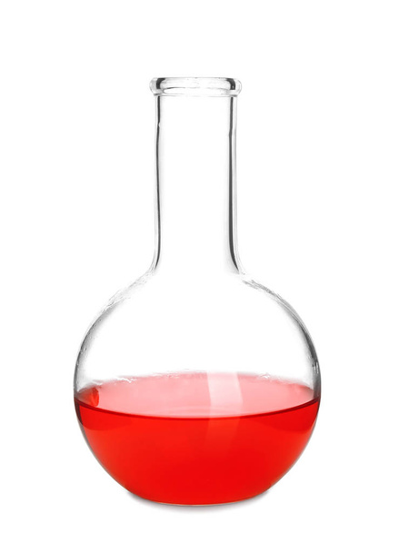 Frasco de ensayo con líquido rojo sobre fondo blanco
 - Foto, Imagen