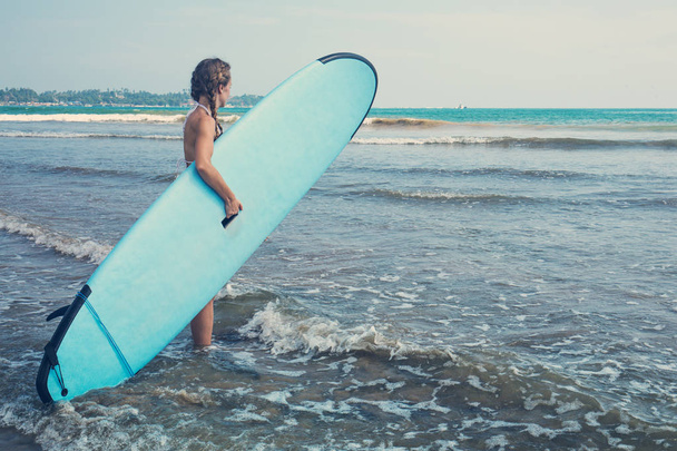 mulher com prancha para surfar
 - Foto, Imagem