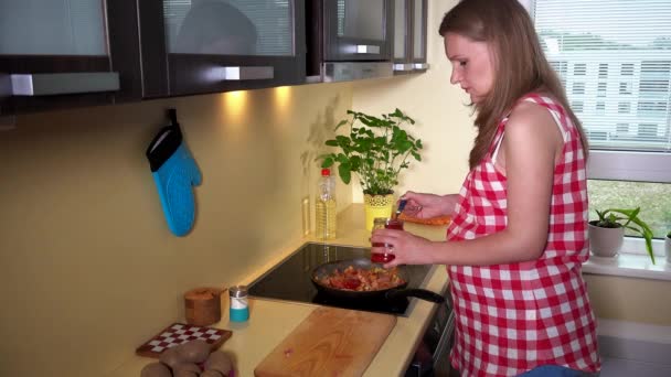 Pregnant house wife put source into cooking pan mix meal and smell with pleasure - Footage, Video