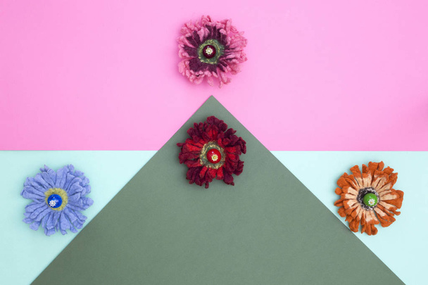 vier Broschen aus gefilzter Wolle in Form einer Blume - Foto, Bild