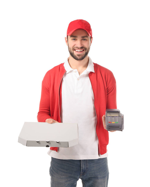 Παράδοση από τον άνθρωπο με κουτί χάρτινο πίτσας και πληρωμής τερματικού σε άσπρο φόντο - Φωτογραφία, εικόνα
