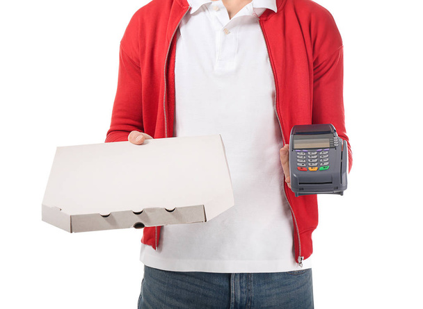 Zusteller mit Pizzakarton und Zahlungsterminal auf weißem Hintergrund - Foto, Bild