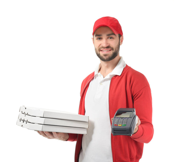Zusteller mit Pizzakartons und Zahlungsterminal auf weißem Hintergrund - Foto, Bild