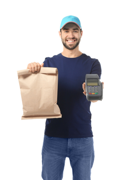 Levering man met papieren zak met eten en betaling terminal op witte achtergrond - Foto, afbeelding