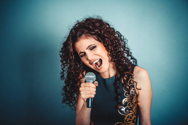 Singer. Woman lady girl singing with microphone singing - Foto, Imagen