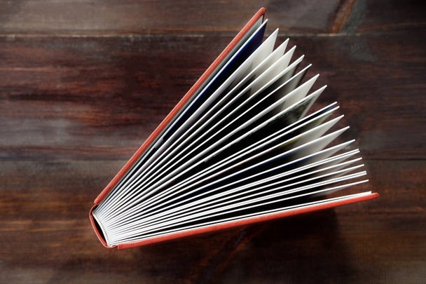 Livro de fotos com uma capa de couro genuíno em backg de madeira marrom
 - Foto, Imagem