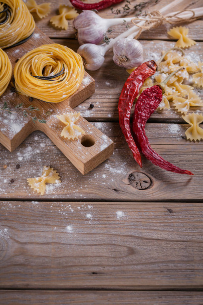 Raw homemade pasta with flour, garlic and spices - Foto, Imagem