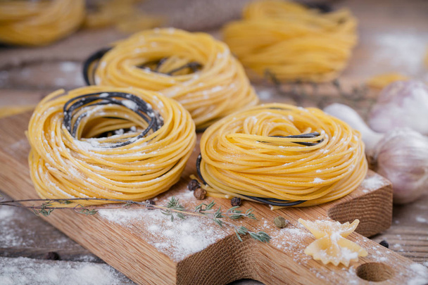 Ruwe huisgemaakte pasta met bloem, knoflook en kruiden - Foto, afbeelding