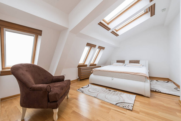 Интерьер спальни в роскошном лофте, чердак, квартира с ветром на крыше
 - Фото, изображение