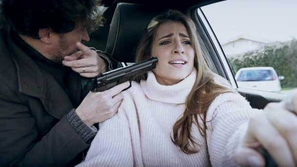 Enlèvement criminel femme en voiture pointant pistolet gros plan film regarder
 - Séquence, vidéo