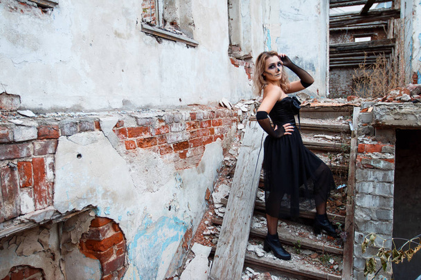 kaunis nuori nainen puvussa Halloween, päivä. rikki tiili portaikko
 - Valokuva, kuva