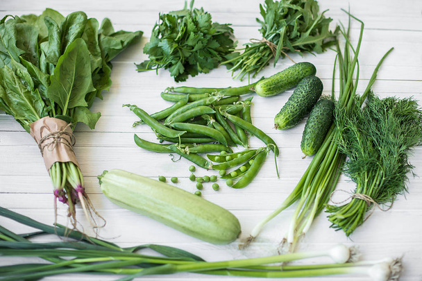 Composizione su fondo scuro di prodotti vegetariani biologici verdi
 - Foto, immagini