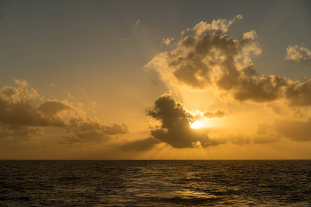 Günbatımı arkasında bir seyir yolcu gemisi denizde - Fotoğraf, Görsel