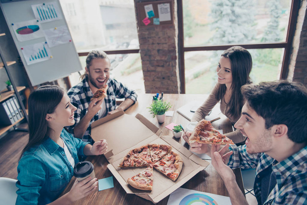 Portrait of charming handsome attractive pretty lovely friendly talkative funny funky group of friends eating pizza discussing jokes - Foto, Bild