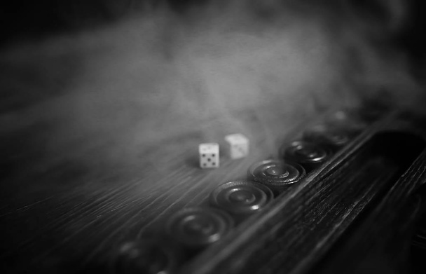 játék kézzel kocka és a backgammon tábla szerencsejáték - Fotó, kép
