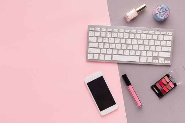 Spazio di lavoro con tastiera su sfondo rosa
 - Foto, immagini
