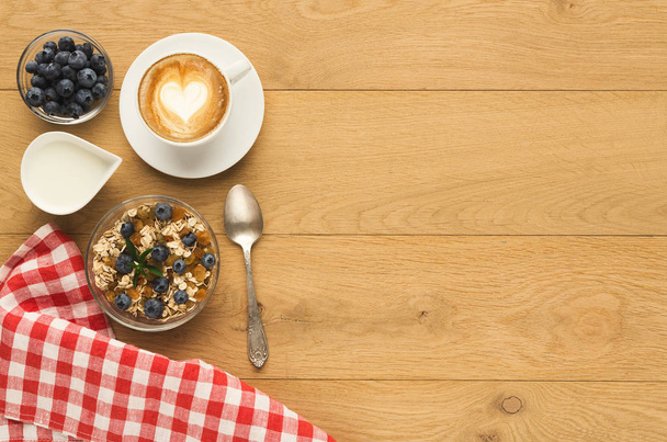 Богатый завтрак на натуральном деревянном столе
 - Фото, изображение