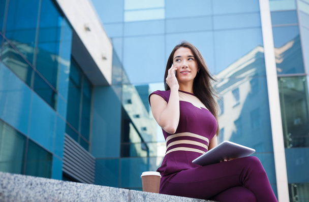 Attraktive Geschäftsfrau arbeitet mit Tablet im Freien - Foto, Bild