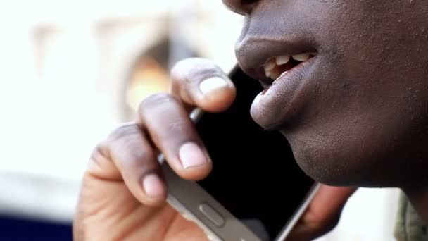 beautiful black man using phone in the city - Filmmaterial, Video