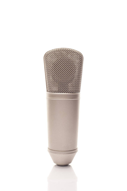 Профессиональный студийный микрофон на белом фоне
 - Фото, изображение