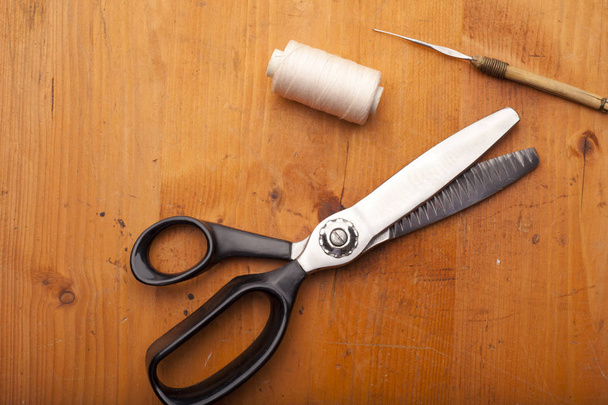 Pinking shears with spool and Crochet tool craft concept on wood - Φωτογραφία, εικόνα