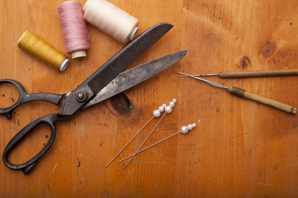 Ножницы портнихи с катушкой нитей, крючком инструмент ручной работы
 - Фото, изображение